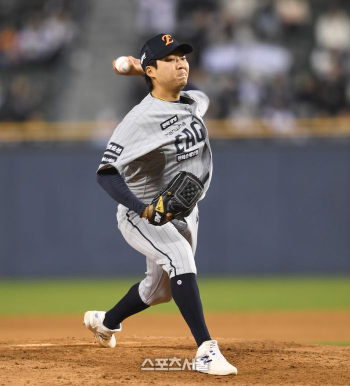 두산 투수 김범수가 10일 잠실구장에서 열린 2025 KBO 리그 한화와 경기 8회 역투하고 있다. 잠실 | 최승섭기자 thunder@sportsseoul.com