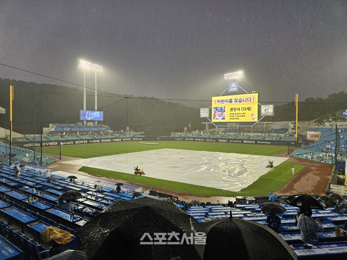 28일 대구삼성라이온즈파크에서 롯데와 삼성이 2025 KBO리그 정규시즌 주중 3연전 두 번째 경기를 치른 가운데, 경기 시작 5분 만에 많은 비가 쏟아지면서 대형 방수포를 설치했다. 대구 | 김동영 기자 raining99@sportsseoul.com