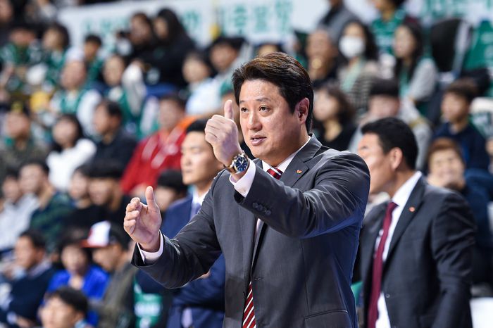 문경은 감독이 선수에게 ‘엄지척’을 보내고 있다. 사진 | KBL