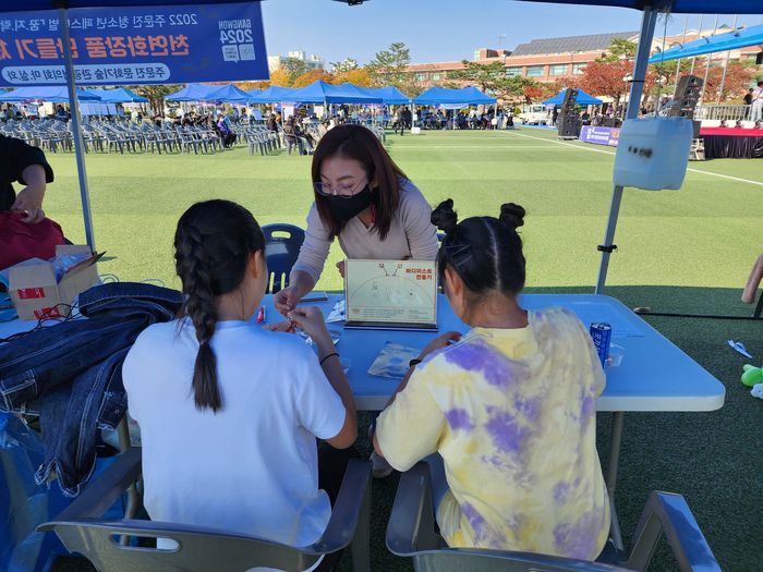 김승미 예인코스메틱 대표가 ‘2022 주문진 청소년 페스티벌 꿈.지.락 AGAIN ’에서 학생들에게 천연화장품 만들기 체험 프로그램을 설명하고 있다.  사진|예인코스메틱