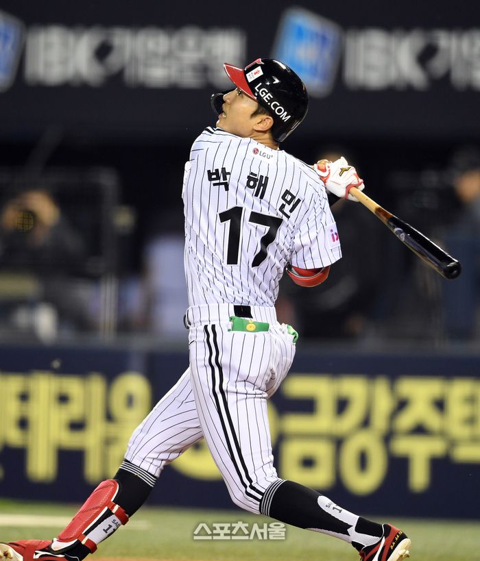 LG 박해민이 28일 잠실구장에서 열린 2025 KBO리그 한화와 경기 7회말 2사 2-3루 상황에서 한화 선발 폰세를 상대로 동점 2타점 적시타를 치고 있다. 잠실 | 박진업 기자 upandup@sportsseoul.com