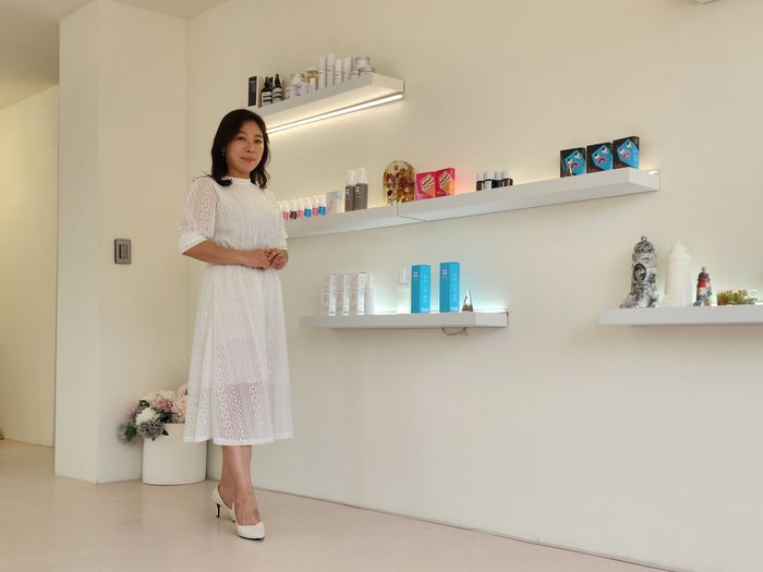 김승미 예인코스메틱 대표가 강릉시 주문진읍 본사 사무실에서 자사 상품을 설명하고 있다.  사진|예인코스메틱