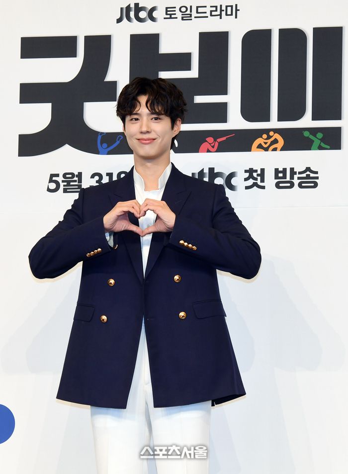 배우 박보검이 29일 서울 구로구 더링크서울 트리뷰트포트폴리오 호텔에서 진행된 JTBC 새 토일드라마 ‘굿보이’ 제작발표회에서 취재진을 향해 포즈를 취하고 있다. 2025 .5. 29. 박진업 기자 upandup@sportsseoul.com