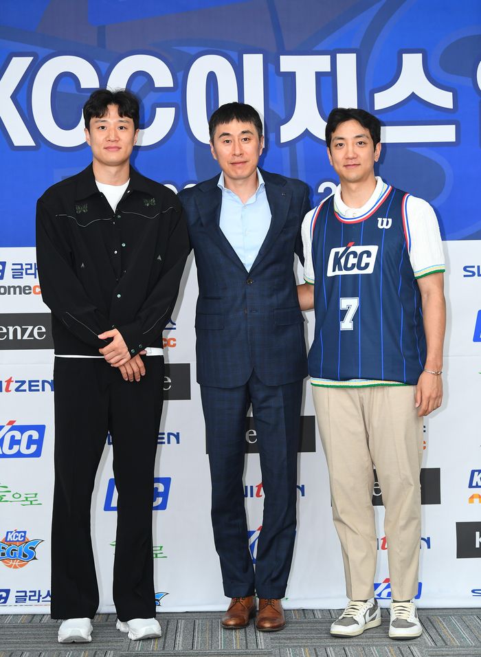 이상민 감독(가운데)이 허웅(왼쪽), 허훈(오른쪽)과 포토 타임을 갖고 있다. 사진 | KBL