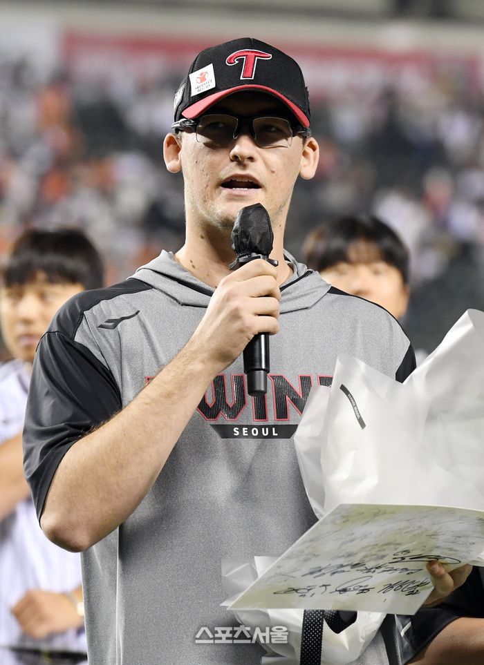 LG 코엔 윈이 28일 잠실구장에서 열린 2025 KBO리그 한화와 경기 후 진행된 고별식에서 팬들에게 인사말을 하고 있다. 에르난데스의 대체 외국인선수로 6주간 활약한 코엔 윈은 이날 마지막 선발 등판을 했다. 코엔 윈은 5경기 1승 1패 평균자책점 7.04의 기록을 남겼다. 잠실 | 박진업 기자 upandup@sportsseoul.com