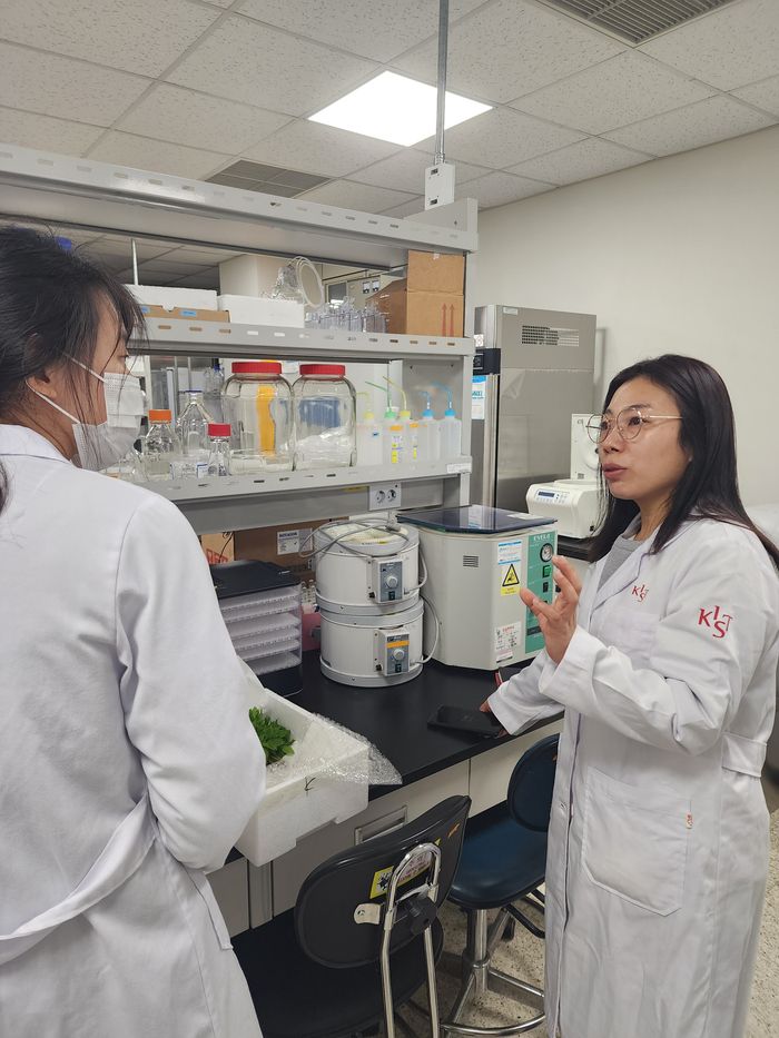 김승미 예인코스메틱 대표가 KIST 천연물 연구소와 함께 추출기술 개발 및 유효성 검증을 진행하고 있다.  사진|예인코스메틱