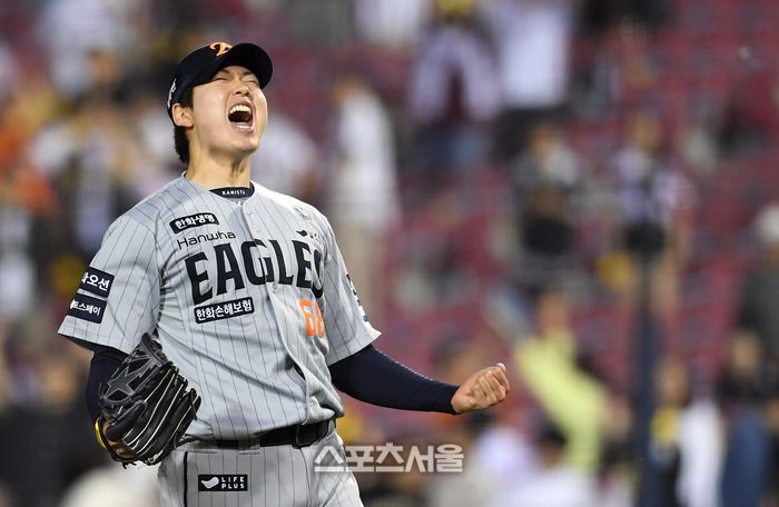 한화 조동욱이 28일 잠실구장에서 열린 2025 KBO리그 LG와 경기 연장 11회말 2사 만루 상황에서 LG 함창건을 상대로 삼진 아웃을 잡고 승리를 지켜내면서 포효하고 있다. 잠실 | 박진업 기자 upandup@sportsseoul.com