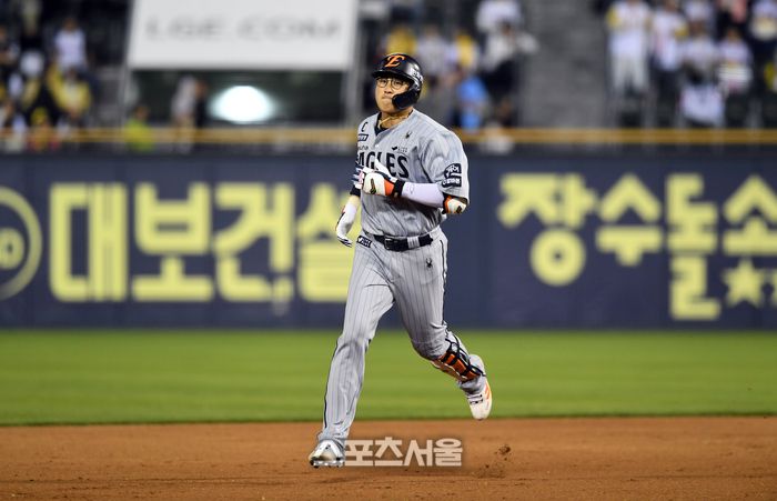 한화 채은성이 28일 잠실구장에서 열린 2025 KBO리그 LG와 경기 연장 11회초 2사 1루 상황에서 LG 박명근을 상대로 2점 홈런을 치고 베이스를 돌고 있다. 채은성의 시즌 6호 홈런. 잠실 | 박진업 기자 upandup@sportsseoul.com