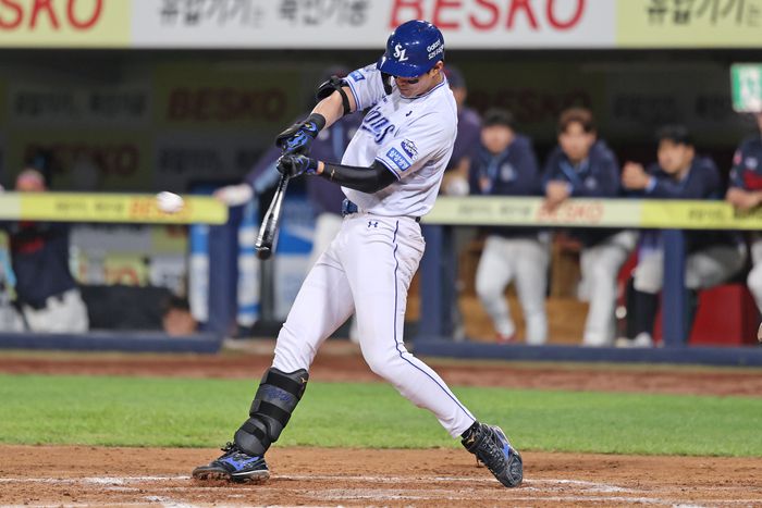 삼성 구자욱이 29일 대구삼성라이온즈파크에서 열린 2025 KBO리그 롯데전에서 6회말 적시타를 때리고 있다. 이 안타로 통산 2500루타를 달성했다. 역대 43번째다. 사진 | 삼성 라이온즈