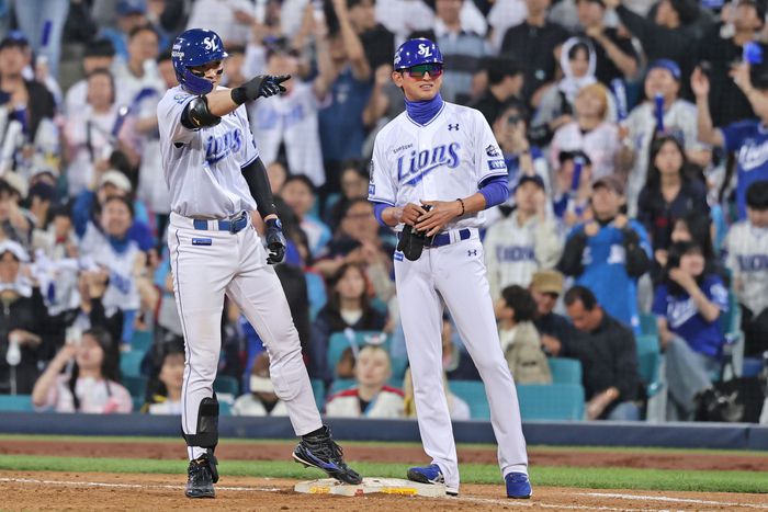 삼성 구자욱(왼쪽)이 29일 대구삼성라이온즈파크에서 열린 2025 KBO리그 롯데전에서 6회말 적시타를 때린 후 세리머니를 하고 있다. 이 안타로 통산 2500루타를 달성했다. 역대 43번째다. 사진 | 삼성 라이온즈