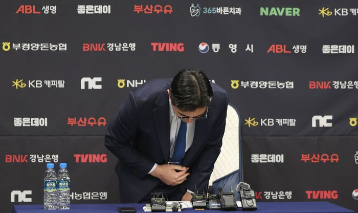 NC 이진만 대표가 NC파크 사고 희생자를 애도하며 고개 숙여 사과하고 있다. 사진 | 연합뉴스