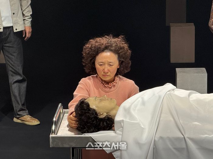 배우 이지하가 30일 연극 ‘유령’ 프레스콜에서 마지막 자신을 세상에서 놓아주는 장면을 시연하고 있다. 사진 | 표권향 기자 gioia@sportsseoul.com