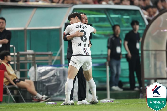 제주 이창민(아래쪽)이 31일 서울전에서 득점 후 김학범 감독과 포옹하고 있다. 사진 | 한국프로축구연맹