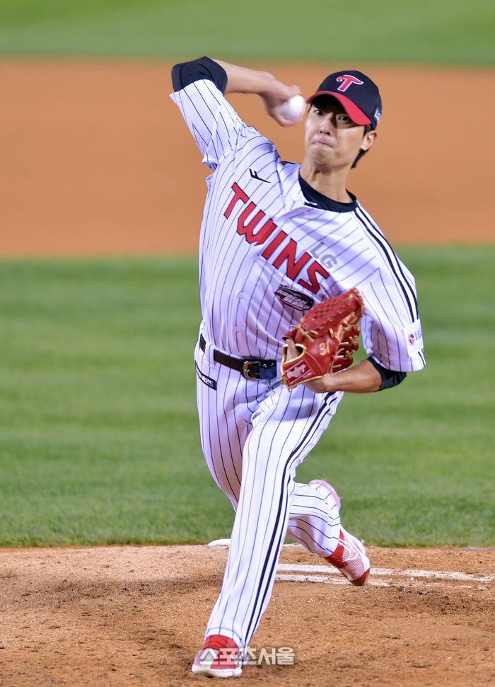 LG 이정용이 잠실구장에서 열린 2023 KBO리그 한국시리즈 1차전 KT와 경기에서 7회초 역투하고 있다. 사진 | 스포츠서울DB