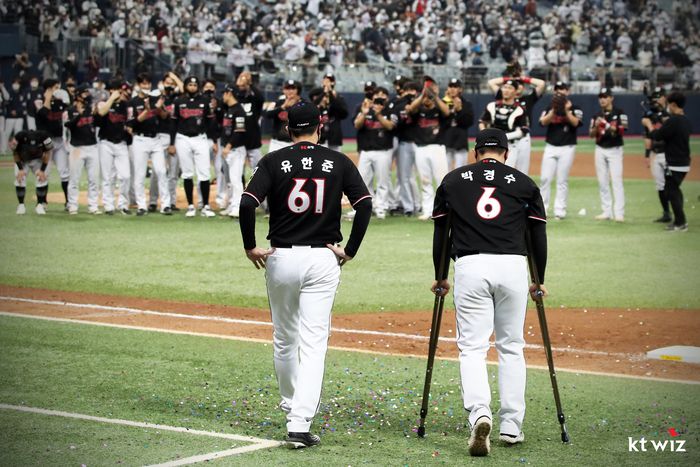 2021 한국시리즈 우승 세리머니에 참석하기 위해 목발을 짚고 동료들에게 향하고 있는 박경수 코치 선수 시절 모습. 사진 | KT 위즈