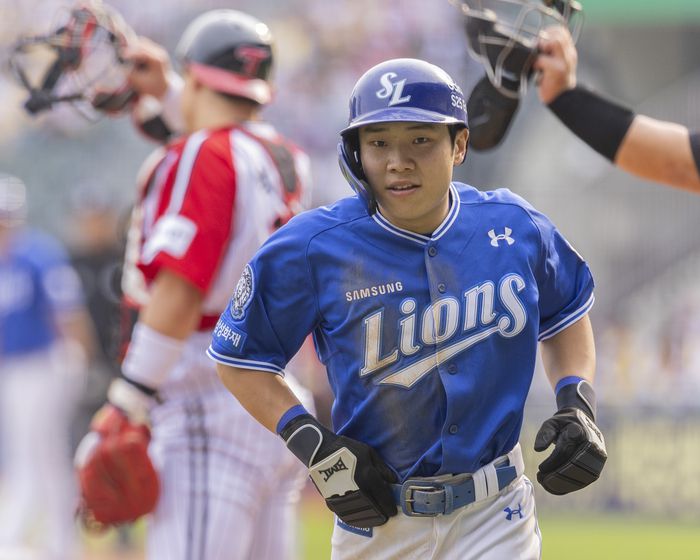 삼성 김지찬이 1일 서울 잠실구장에서 열린 2025 KBO리그 정규시즌 LG전 1회초 디아즈 희생플라이로 홈을 밟고 있다. 사진 | 연합뉴스