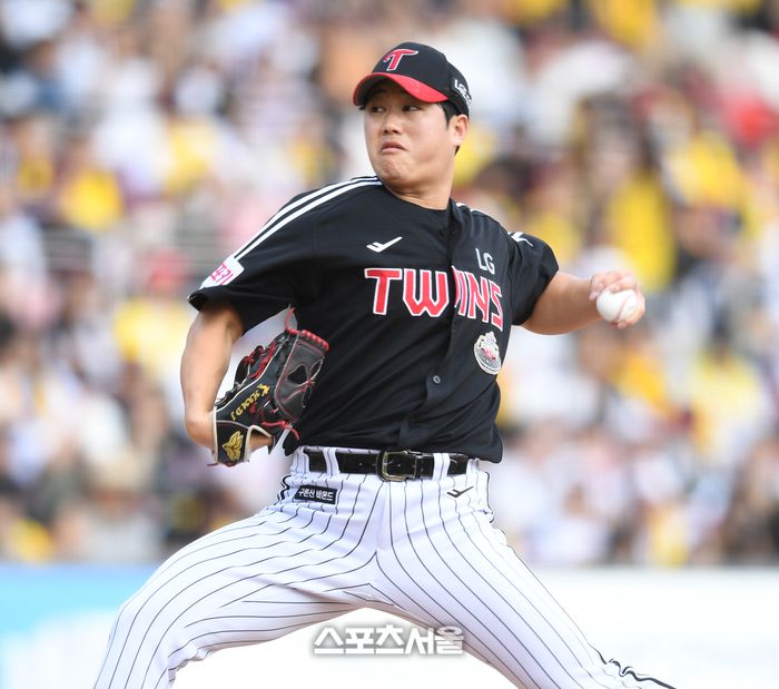 LG 투수 함덕주가 9일 수원케이티위즈파크에서 열린 KT와 2024 KBO리그 준플레이오프 4차전 6회 역투하고 있다. 수원 | 최승섭기자 thunder@sportsseoul.com