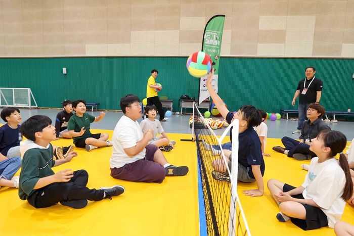 2025 드림패럴림픽 정규프로그램 1차수에 참가한 학생들이 좌식배구 종목을 체험하고 있다. 사지 | 대한장애인체육회