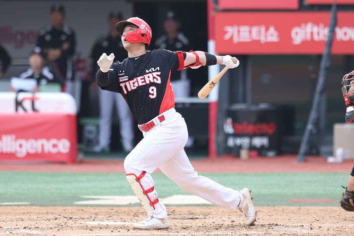 윤도현이 타격한 뒤 타구를 바라보고 있다. 사진 | KIA 타이거즈