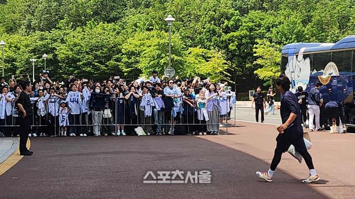 NC 선수단을 보기 위해 나온 울산 지역 팬들로 문수구장이 장사진을 이뤘다. 울산=김민규 기자 kmg@sportsseoul..com