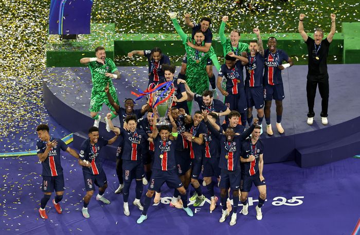 PSG의 이강인이 1일 독일 뮌헨에서 열린 인테르 밀란과의 챔피언스리그 결승전에서 승리한 뒤 동료들과 기뻐하고 있다. EPA연합뉴스