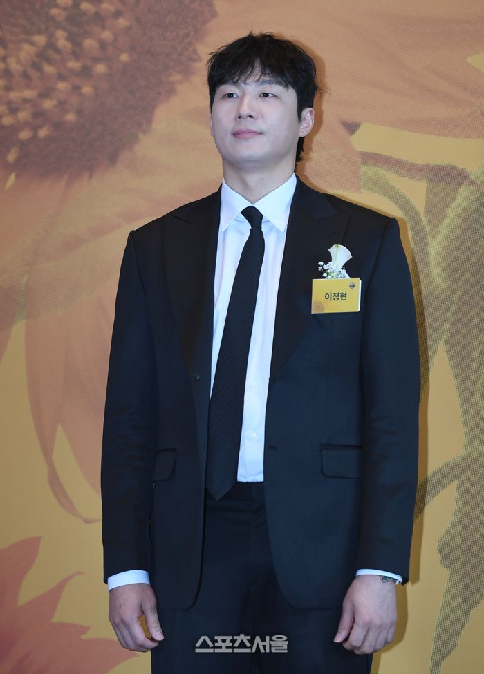 삼성 이정현이 서울 여의도 콘래드호텔에서 열린 2025 브랜드 고객충성도 대상 시상식에서 농구선수 부문상을 받은 후 포즈를 취하고 있다. 최승섭기자 thunder@sportsseoul.com