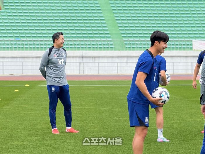 훈련하는 모습을 바라보는 이민성 감독.원주 | 정다워 기자