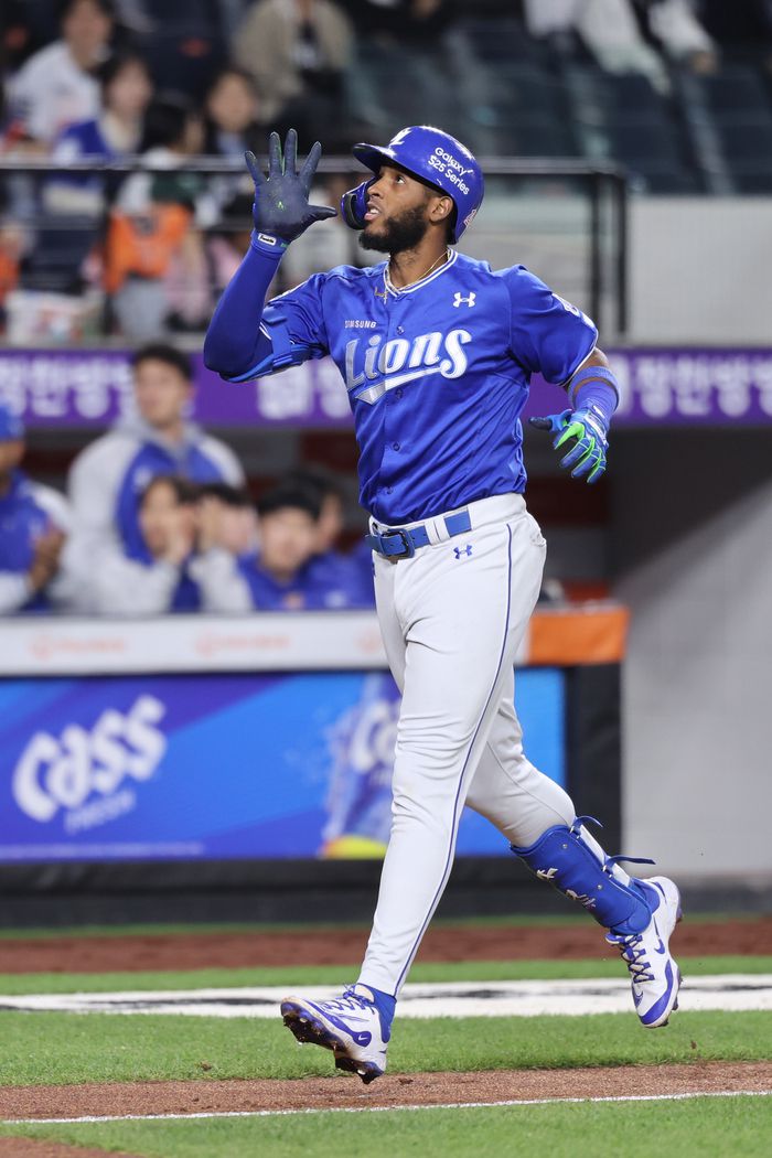 삼성 디아즈가 7일 대전 한화생명 볼파크에서 열린 2025 KBO리그 한화전에서 9회초 3점포를  터뜨린 후 베이스를 돌고 있다. 사진 | 삼성 라이온즈