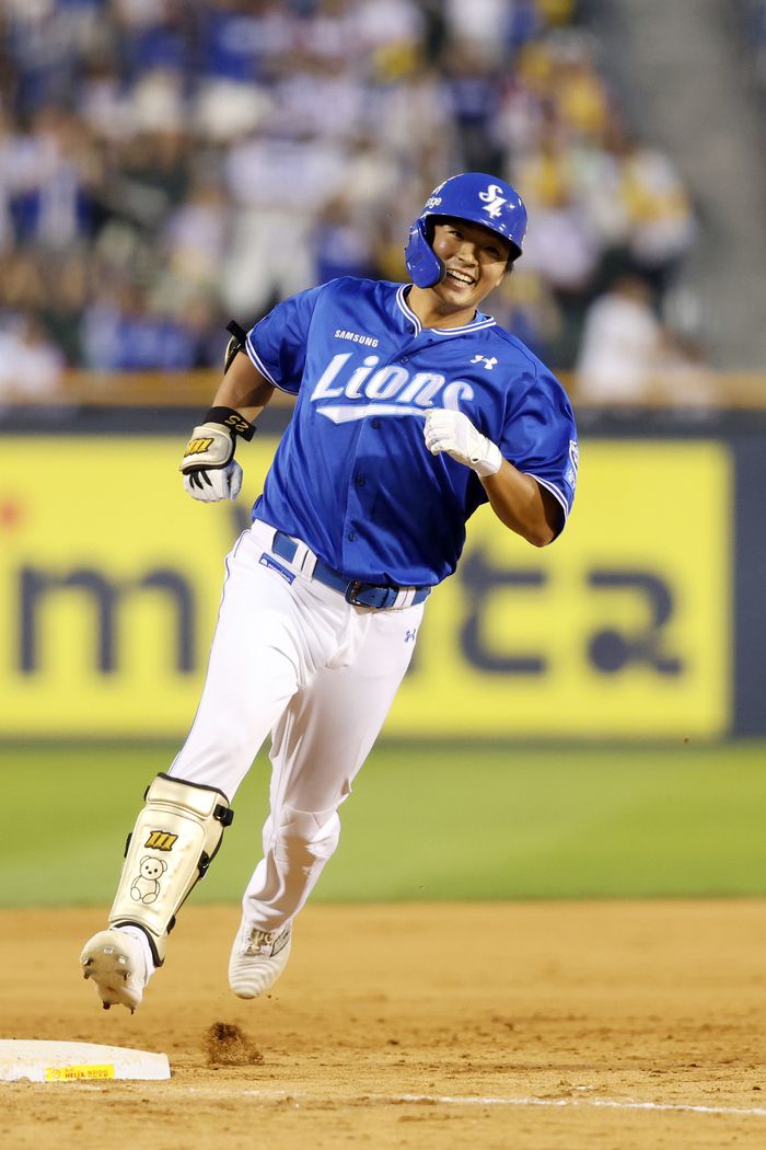 삼성 김태훈이 1일 서울 잠실구장에서 열린 2025 KBO리그 정규시즌 LG전 홈런을 친 후 베아스를 돌고 있다. 사진 | 삼성 라이온즈