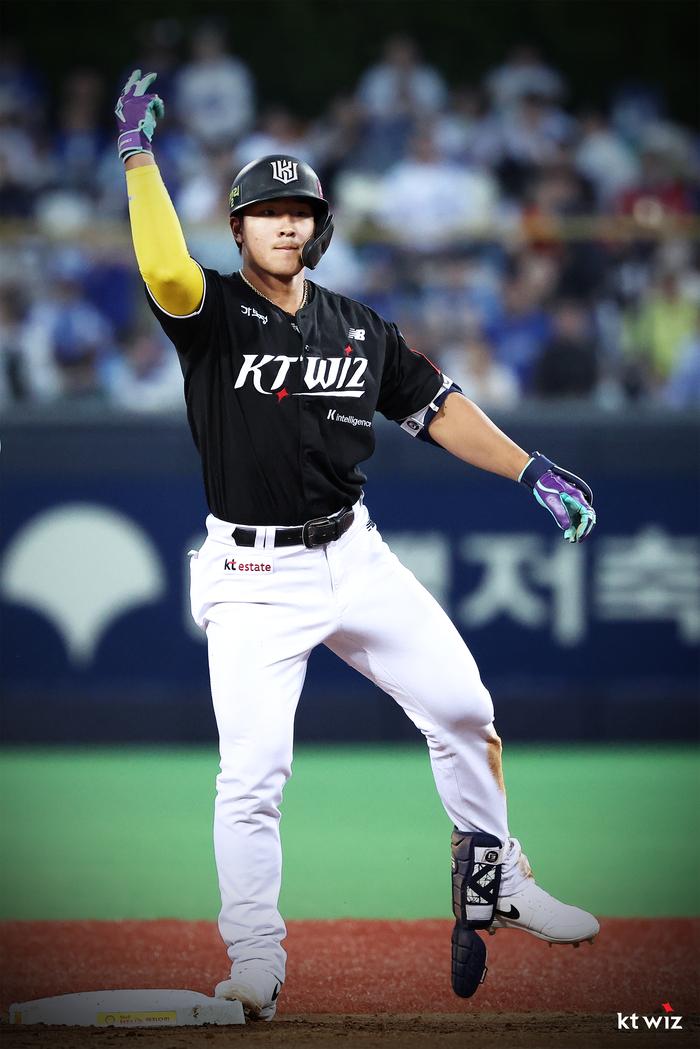 안현민이 2루타를 친 뒤 세리머니를 하고 있다. 사진 | KT 위즈