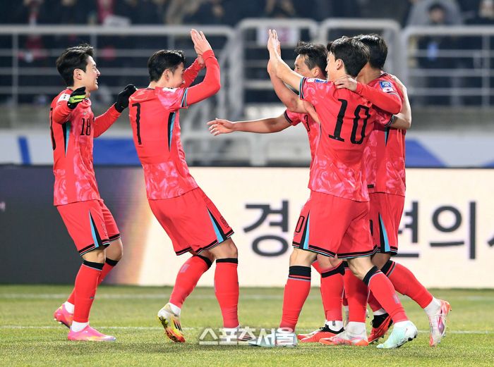 대한민국 축구대표팀 이강인(맨 왼쪽)과 손흥민(왼쪽 둘째)이 20일 고양종합운동장에서 열린 2026 북중미 월드컵 아시아지역 최종 예선 오만과의 경기에서 황희찬의 선제골에 기뻐하고 있다. 2025. 3. 20. 고양 | 박진업 기자 upandup@sportsseoul.com