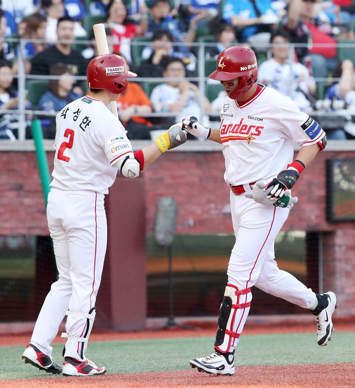 SSG 고명준(오른쪽)이 3일 인천SSG랜더스필드에서 열린 2025 KBO리그 삼성전에서 1회말 한유섬에 이어 백투백 홈런을 날린 후 베이스를 돌고 있다. 사진 | SSG 랜더스