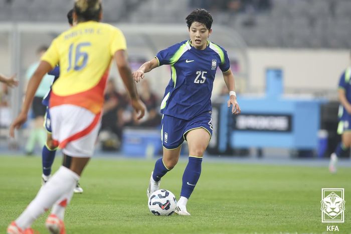 전유경(오른쪽)이 2일 콜롬비아전에서 드리블을 시도하고 있다. 사진 | 대한축구협회