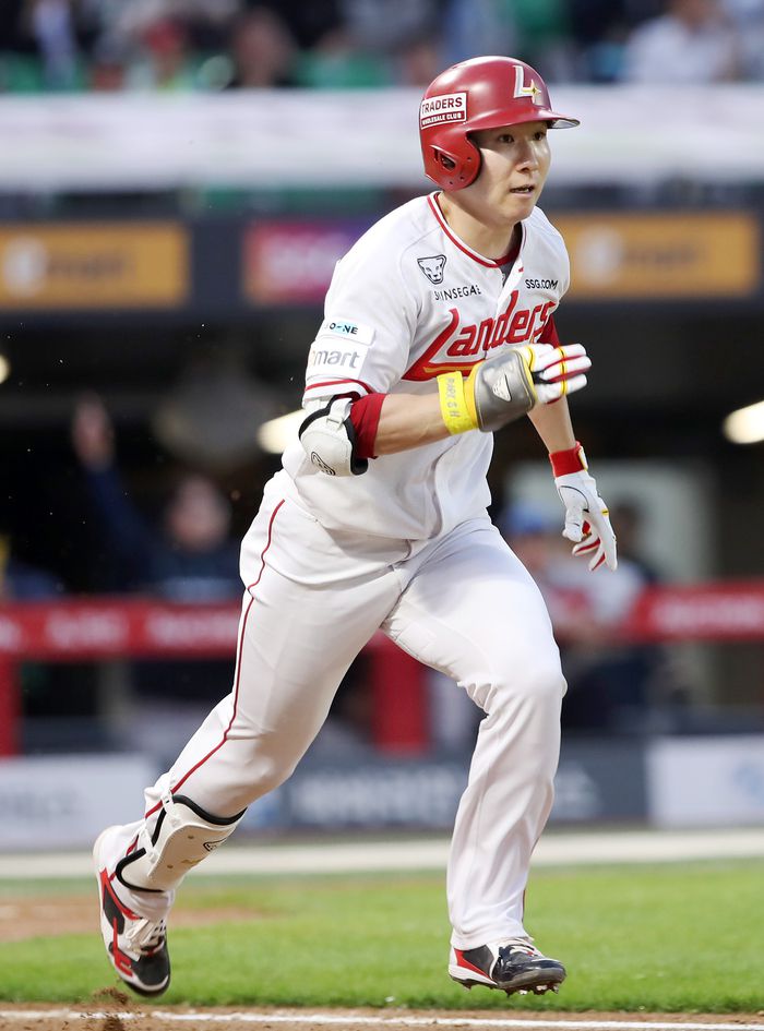SSG 박성한이 인천SSG랜더스필드에서 열린 2025 KBO리그 NC전에서 안타를 때리고 있다. 사진 | SSG 랜더스