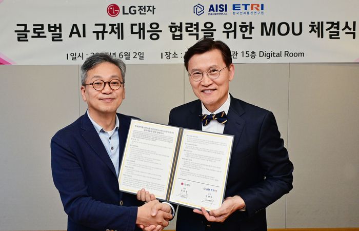 LG전자 CSO 이삼수 부사장(왼쪽)과 AI안전연구소 김명주 소장이 글로벌 AI 규제 대응 협력을 위한 업무협약을 체결한 후 기념촬영을 하고 있다. 사진 | LG전자