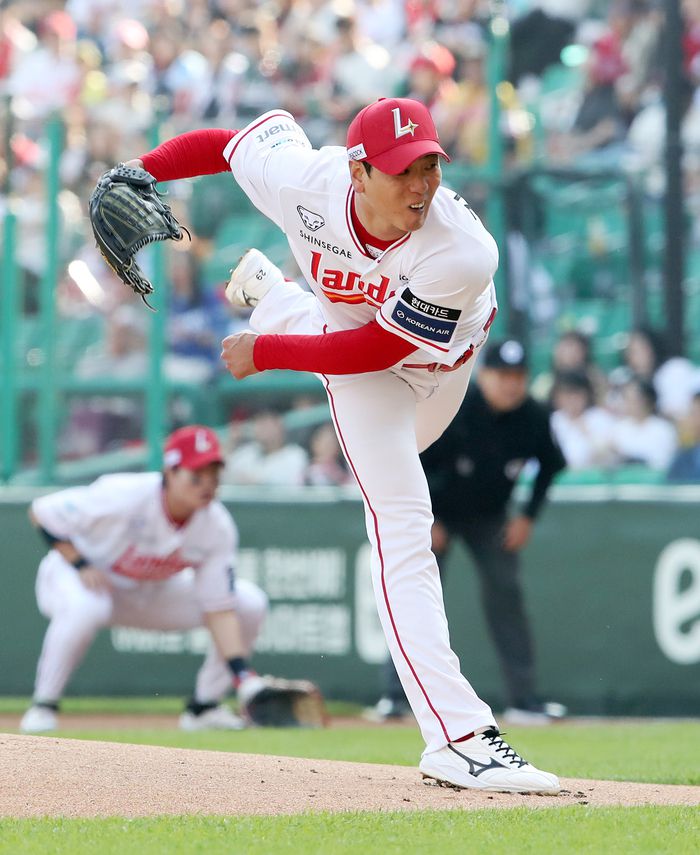 SSG 김광현이 3일 인천SSG랜더스필드에서 열린 2025 KBO리그 삼성전에 선발 등판해 힘차게 공을 던지고 있다. 사진 | SSG 랜더스
