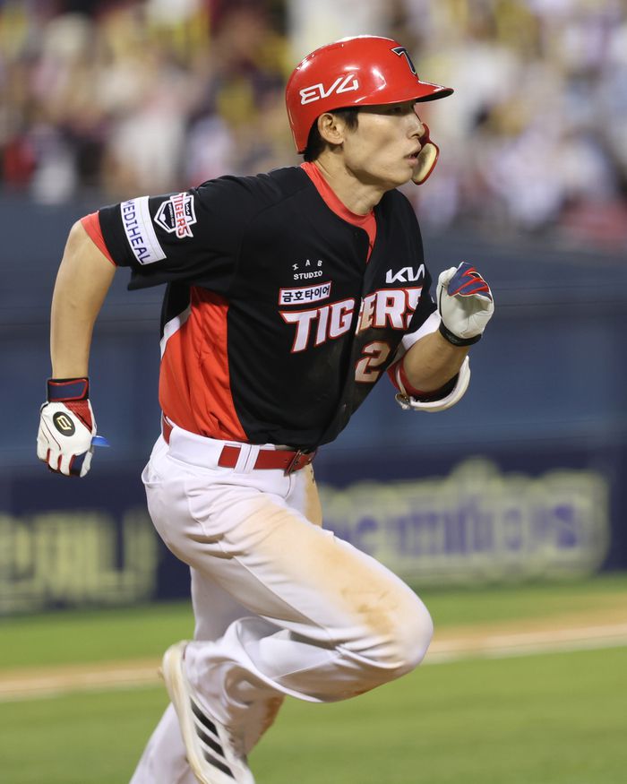 KIA 김호령이 3일 서울 잠실구장에서 열린 2025 KBO리그 정규시즌 두산전 안타 후 출루하고 있다. 사진 | KIA 타이거즈