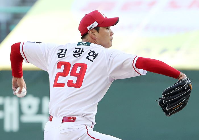 SSG 김광현이 3일 인천SSG랜더스필드에서 열린 2025 KBO리그 삼성전에 선발 등판해 힘차게 공을 던지고 있다. 사진 | SSG 랜더스