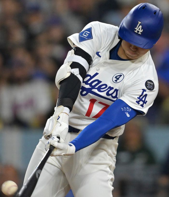 오타니가 7회 솔로홈런(23호)을 때려내고 있다. AP연합뉴스