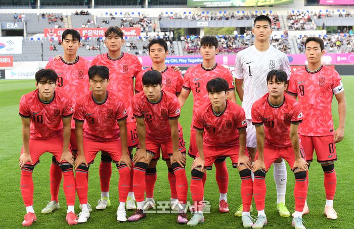 대한민국 U-22 축구국가대표팀이 5일 용인 미르스타디움에서 열린 하나은행초청 호주와의 친선경기에 앞서 기념촬영을 하고 있다. 2025. 6. 5. 용인 | 박진업 기자 upandup@sportsseoul.com