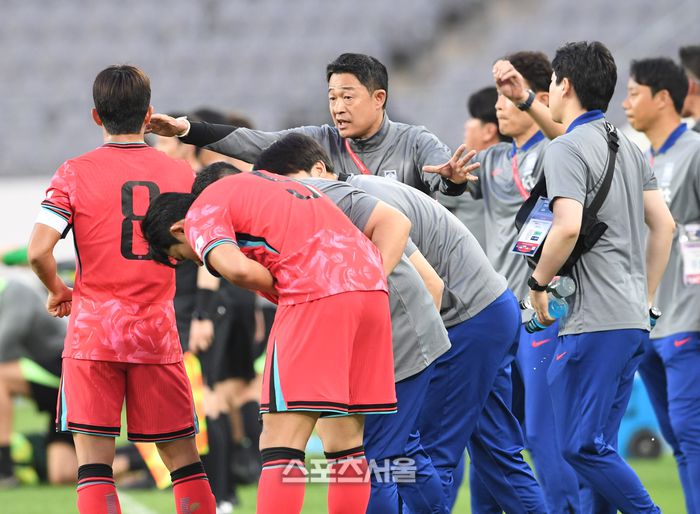 대한민국 U-22 축구국가대표팀의 이민성 감독(가운데 위)이 5일 용인 미르스타디움에서 열린 하나은행초청 호주와의 친선경기에서 이승원(왼쪽)에게 이야기를 하고 있다. 2025. 6. 5. 용인 | 박진업 기자 upandup@sportsseoul.com