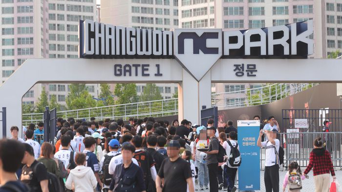 창원NC파크가 재개장한 후 팬들이 구장으로 들어가고 있다. 사진 | 창원=연합뉴스