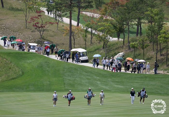 여름 날씨를 방불케하는 날씨에도 연휴 첫날을 맞아 성문안 CC에서 열린 KLPGA투어 셀트리온 퀸즈 마스터즈를 찾은 갤러리들이 선수들을 따라 이동하고 있다. 사진 | KLPGA