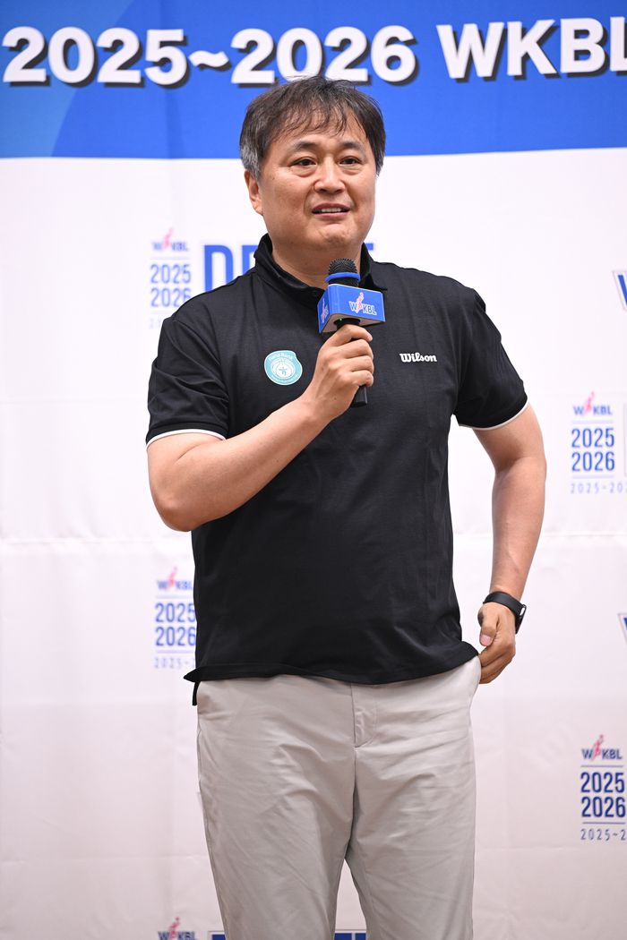 하나은행 이상범 감독이 6일 열린 2025~2026 WKBL 아시아쿼터선수 드래프트에서 전체 1순위로 이이지마 사키를 지명한 후 소감을 밝히고 있다. 사진 | WKBL