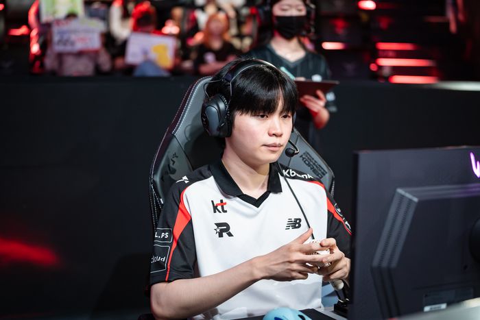 KT ‘비디디’ 곽보성이 4일 서울 종로구 롤 파크에서 열린 2025 LCK 정규시즌 5·6위 결정전에 앞서 밴픽을 하고 있다. 사진 | 라이엇 게임즈