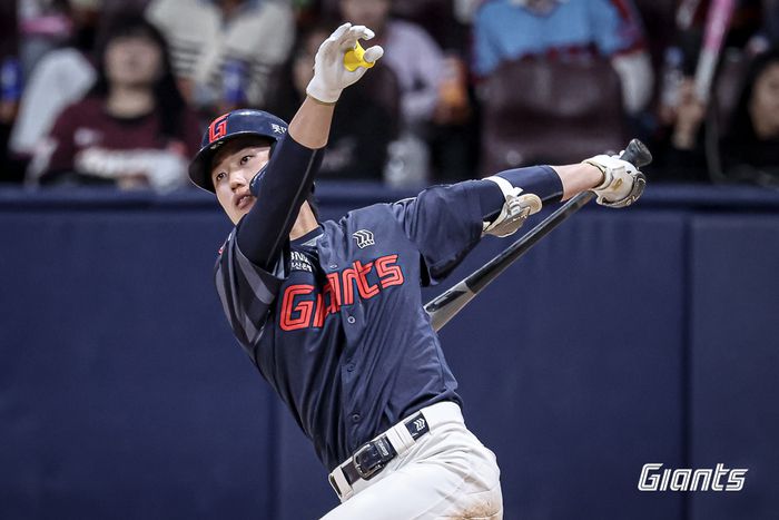 롯데 전민재가 29일 고척스카이돔에서 열린 2025 KBO리그 키움전에서 안타를 때리고 있다. 사진 | 롯데 자이언츠