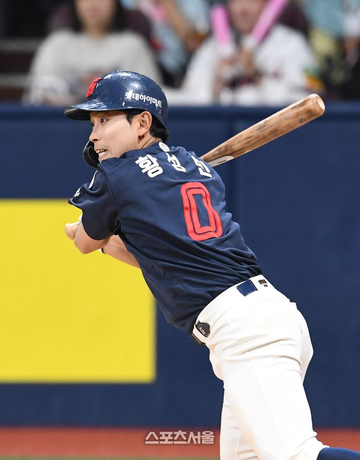 롯데 황성빈이 1일 고척스카이돔에서 열린 2025 KBO리그 키움과 경기 4회초 2사 3루 상황에서 롯데 선발 조영건을 상대로 1타점 내야안타를 치고 있다. 고척 | 박진업 기자 upandup@sportsseoul.com