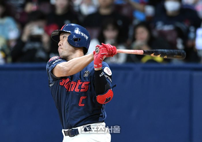 롯데 전준우가 고척스카이돔에서 열린 2025 KBO리그 키움과 경기에서 4회초 2루타를 치고 있다. 고척 | 박진업 기자 upandup@sportsseoul.com