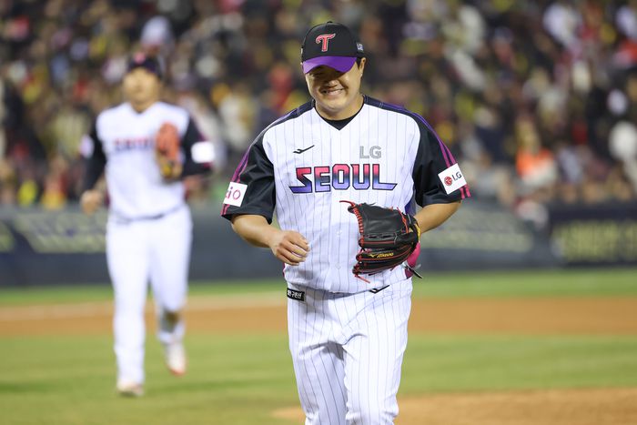 LG 장현식이 4일 잠실구장에서 열린 2025 KBO리그 정규시즌 KIA전에서 8회초 올라와 1이닝 무실점을 기록한 후 내려가고 있다. 사진 | LG 트윈스