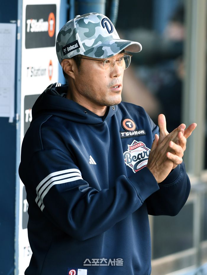 두산 조성환 감독대행이 4일 잠실구장에서 열린 2025 KBO리그 KIA와 경기에서 선수들의 플레이에 박수를 보내고 있다. 잠실 | 박진업 기자 upandup@sportsseoul.com